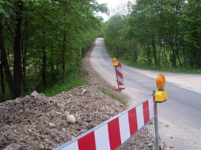 Die neue Wasserleitung wurde neben der Strasse her verlegt.