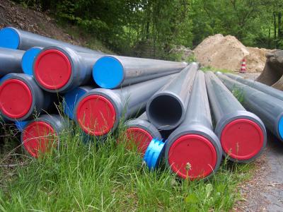 Diese modernen Kunststoffrohre wurden zum Bau der neuen Leitung verwendet.